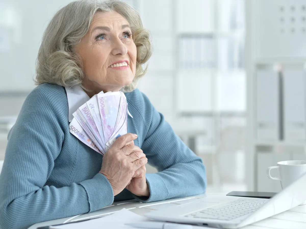 Pensionară care strânge bani - Foto: Freepik (Imagine cu rol ilustrativ)