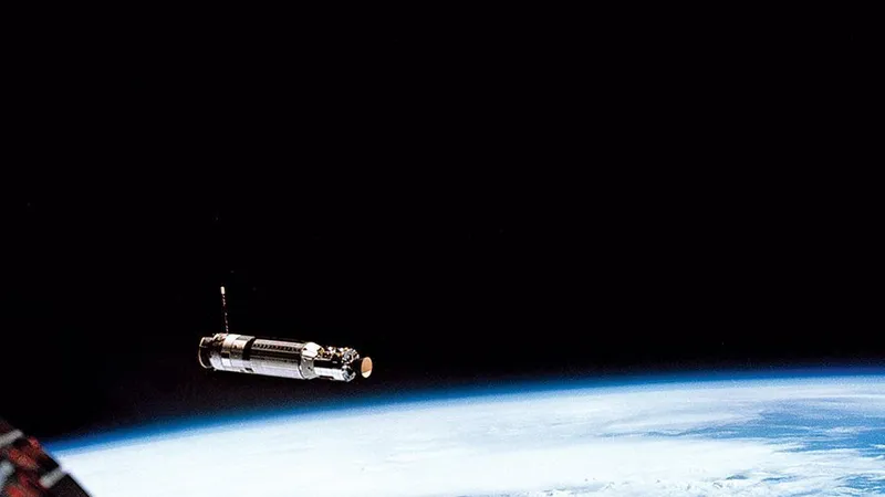 Armstrong ghidează cu delicateţe Gemini pe orbită, aproape de Agena