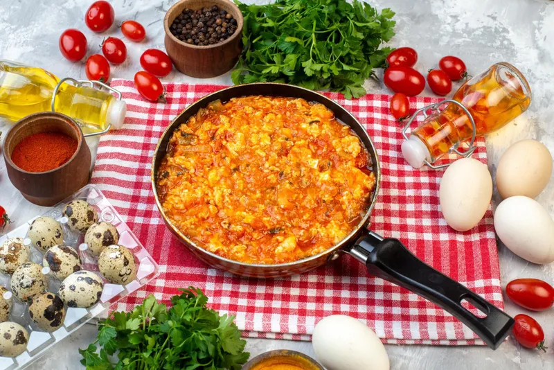 Zacuscă preparată în tigaie: Foto: Freepik