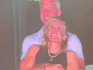 VIDEO Aventură surprinsă live, la un concert Coldplay: CEO-ul căsătorit al unei companii, filmat în ipostaze tandre cu directoarea de H