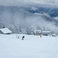 Zăpadă bună pentru schi, în staţiunea Straja. Pârtiile sunt cotate cu nota 9. / Foto: turnulsfatului.ro