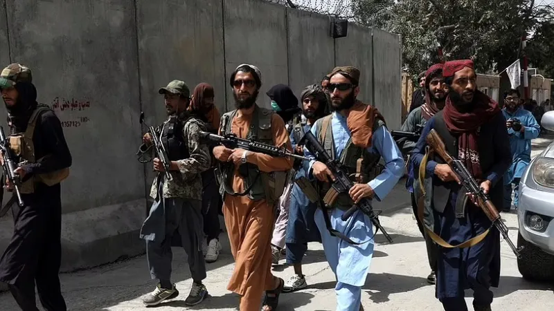 Viața sub regimul „moderat” al talibanilor. Hoții sunt legați de mașini și târâți prin Kabul/FOTO: dailymail.co.uk