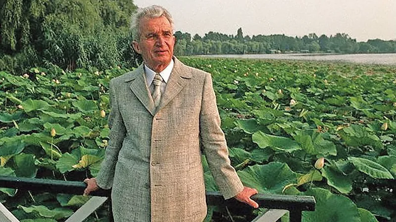 Peter Turnley, fotograf pentru Newsweek, l-a pus pe Ceaușescu să pozeze pe un pod, pe Lacul Snagov, cu nuferi în spate. Dictatorul a acceptat. Moment tragicomic: „stejarul din Carpați” era să cadă când fotograful l-a atins