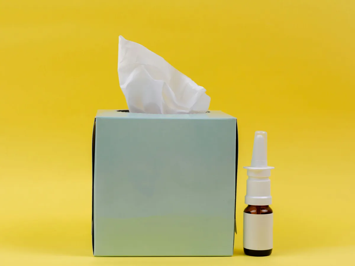 De ce nu îți ajunge spray-ul nazal când aerul din casă îți sabotează respirația