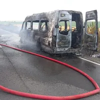Un microbuz a fost cuprins de flăcări, în Tulcea. Și vegetația a luat foc. Câți pasageri erau? - Foto: ISU Tulcea