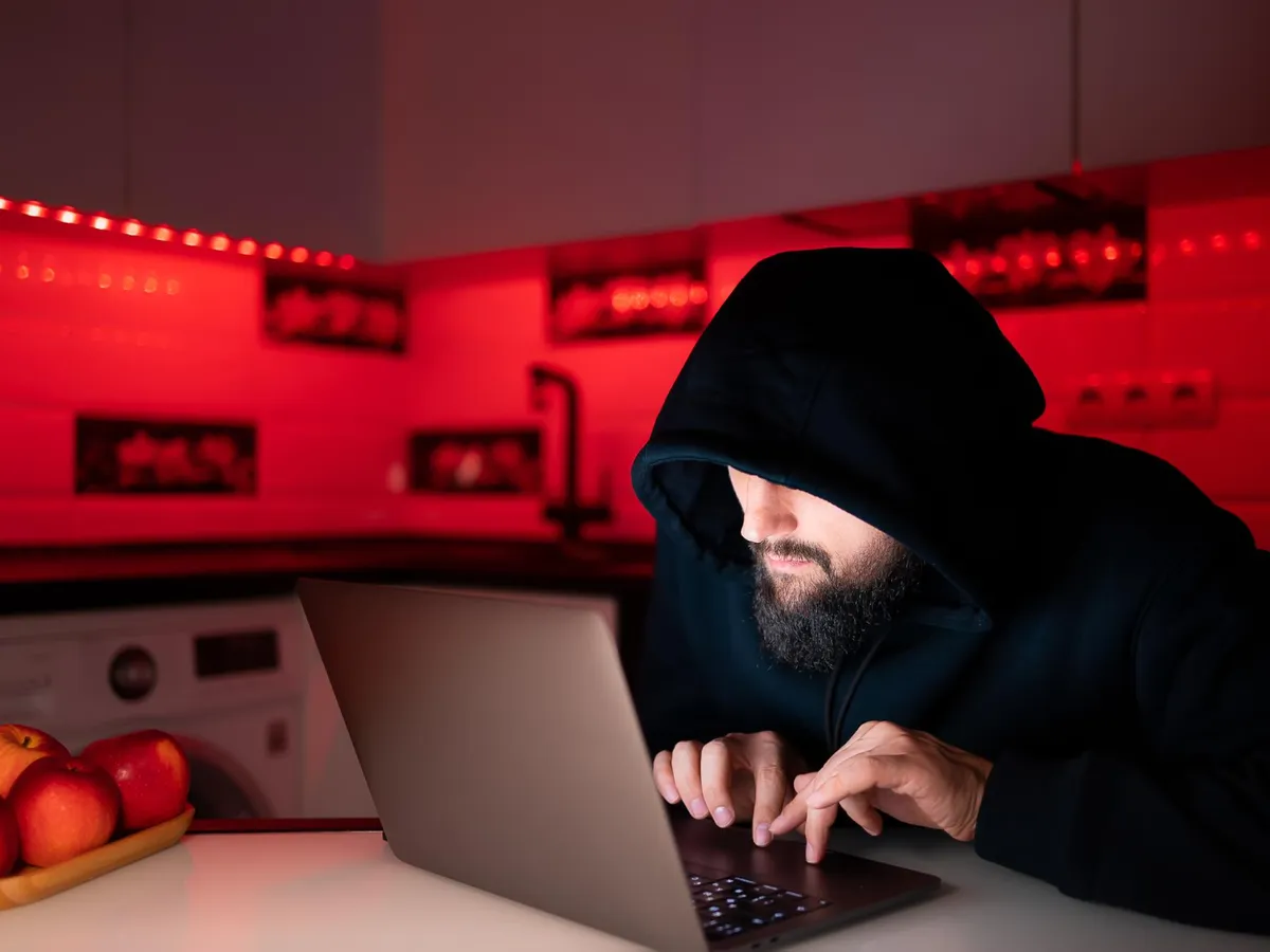 DNSC avertizează asupra paginilor web false care imită media și promovează platforme fictive de investiții