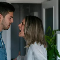Ce faci dacă auzi vecinul de bloc strigând după ajutor? ”Niciodată nu știi ce e dincolo de ușă” - Foto: Freepik.com (rol ilustrativ)