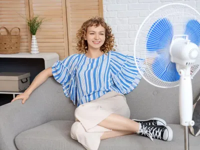 Femeie cu ventilator -  Foto: Profimedia Images (Imagine cu rol ilustrativ)