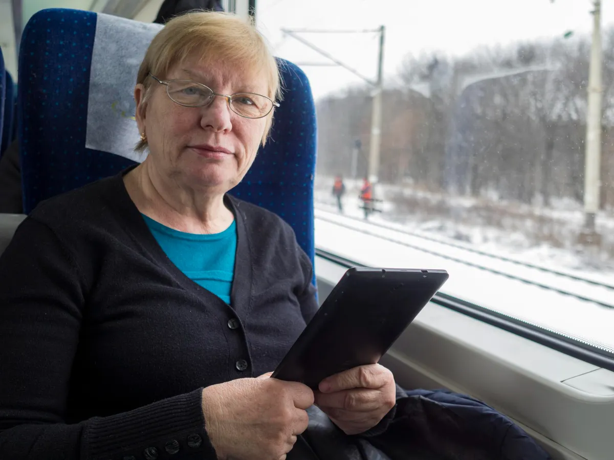 Pensionară la pensie în tren - Foto: Freepik