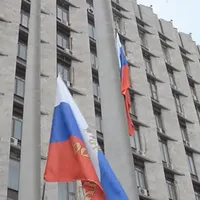 Steagul Rusiei înălțându-se în Donețk, în 2014. Sursă: captură video Wikimedia