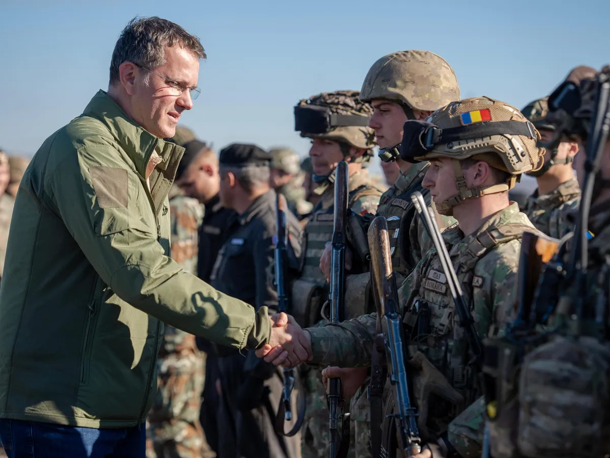 Ionuț Moșteanu și militari - Foto: FB