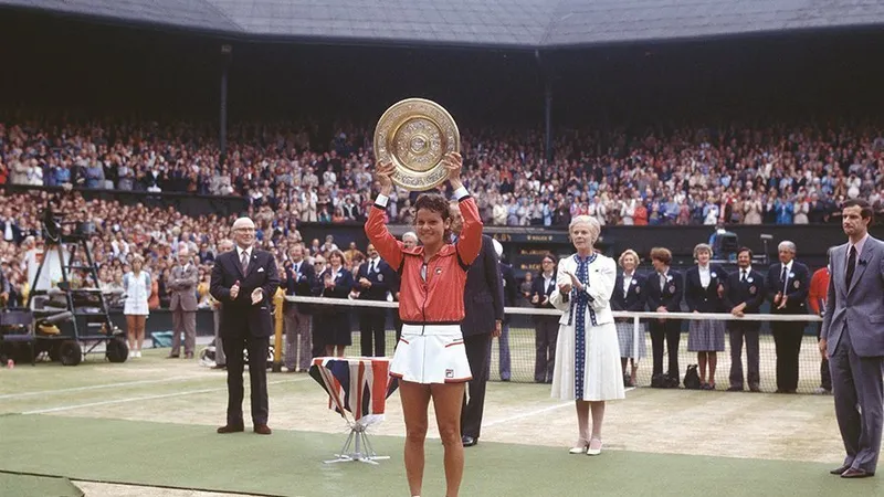 Evonne Goolagong Cawley ridicând trofeul de la Wimbledon, după ce a învins-o pe Chris Evert Lloyd