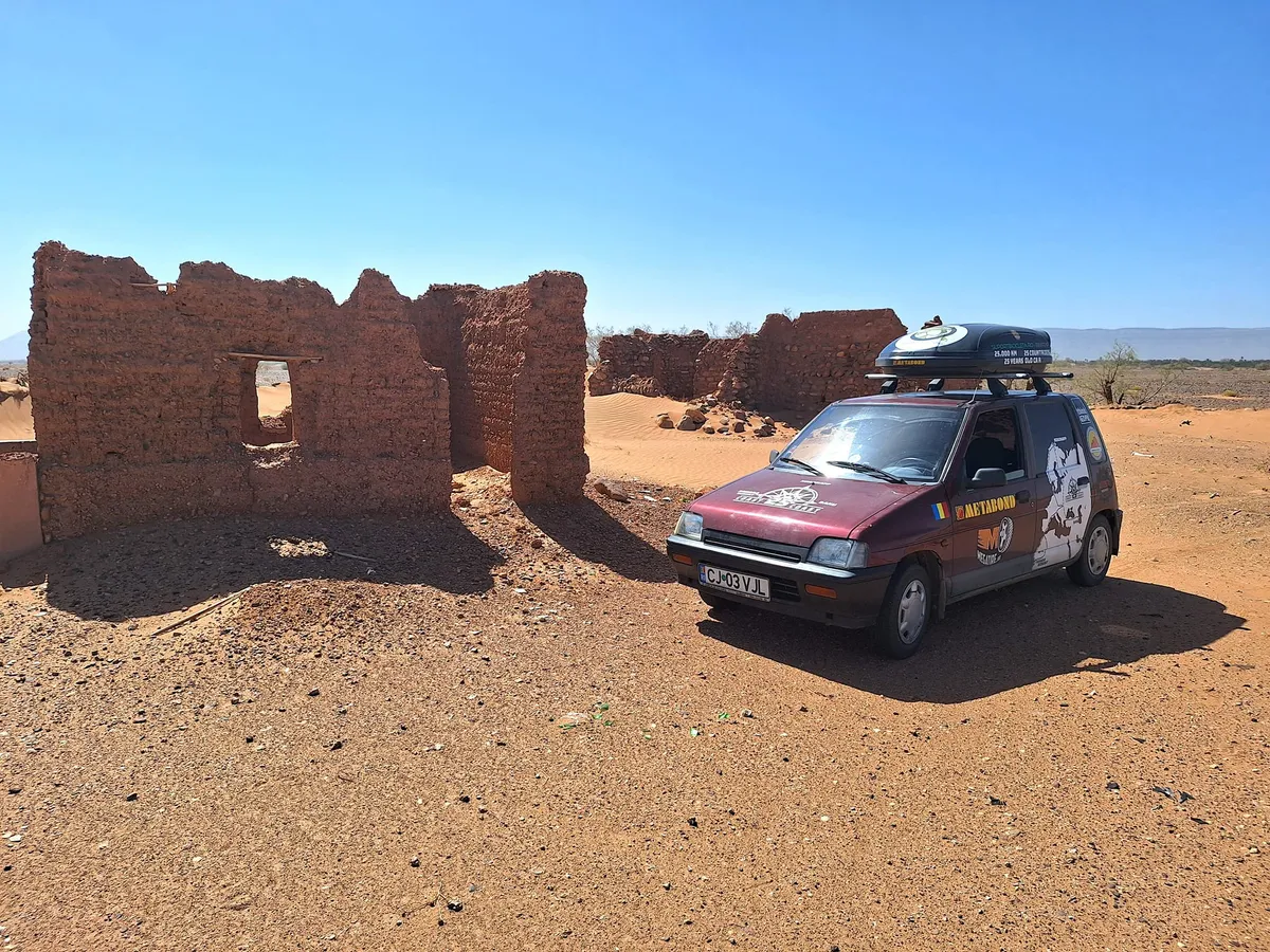 Aventură extremă! Doi români au traversat Europa, Africa și Asia cu un Tico. „Dor de slănină” - Foto: Facebook/Coast 25 Coast