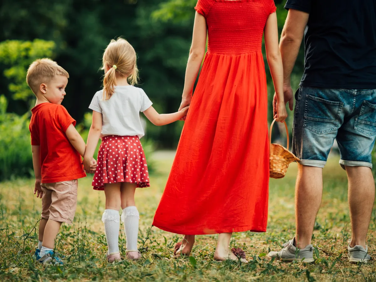 Familie cu doi copii - foto: Freepik (rol ilustrativ)