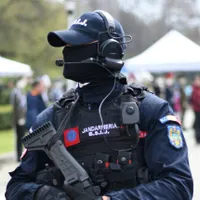 Povestea unui caz șocant: O tânără s-a spânzurat de țeava de gaze. A fost salvată de un jandarm - Foto: Facebook/Jandarmeria Română