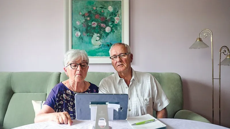 Pensionarii din Germania vorbesc cu medicul de familie pe o tabletă