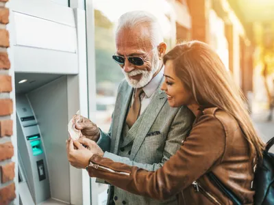 Foto: Pensionar care scoate pensia de pe card Sursa: Freepik (rol ilustrativ)