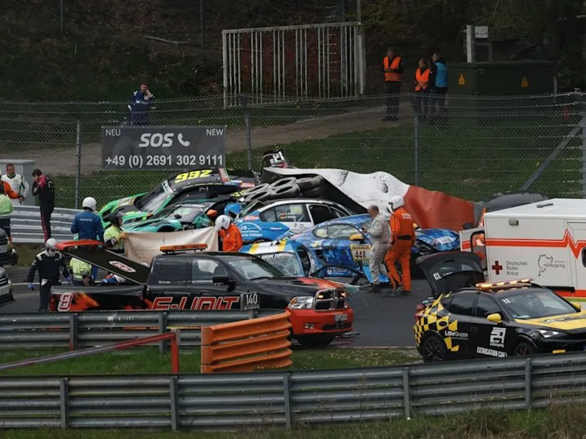 Tragedie la circuitul de la Nürburgring. Un pilot a murit, alți 6 răniți după un accident grav în calificări