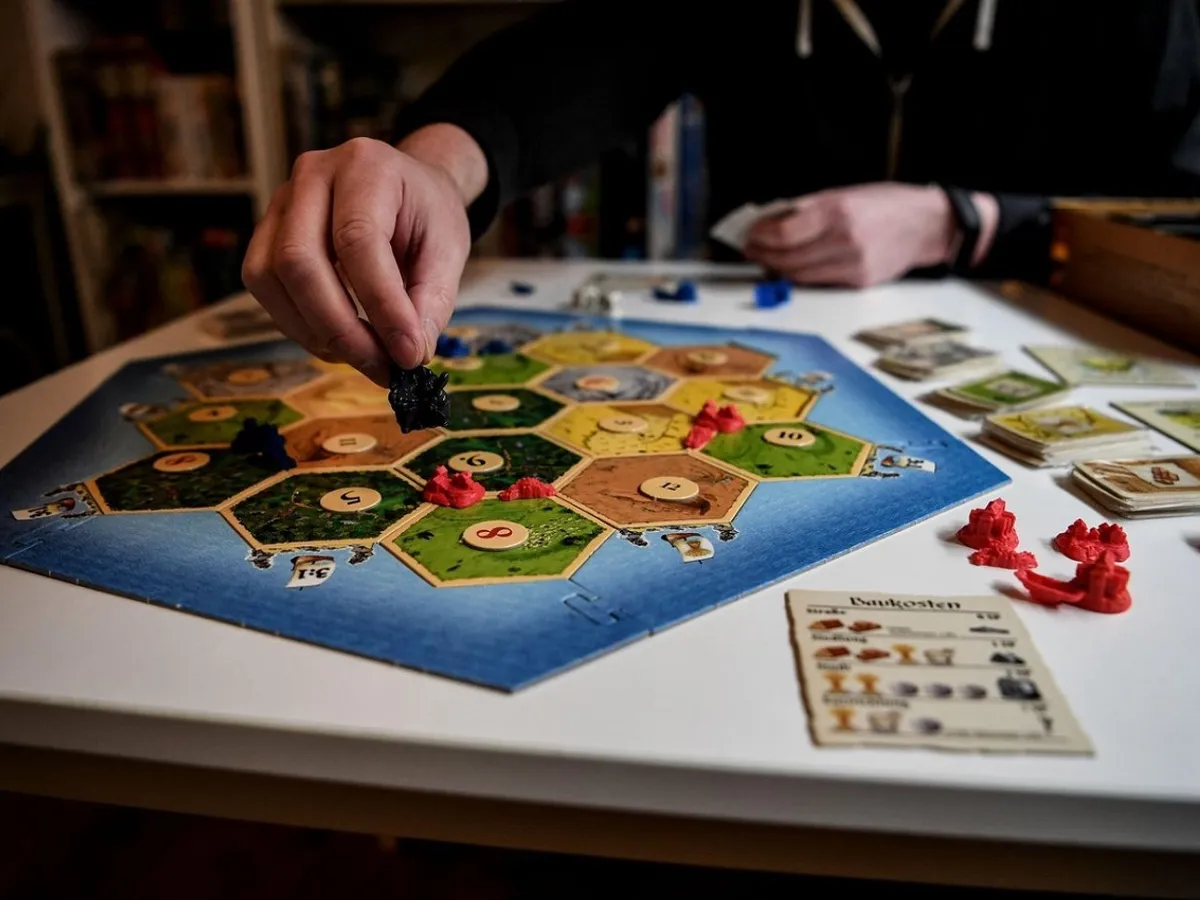 Ce este jocul Catan, practicat de Marcel Ciolacu - Foto: Profimedia Images