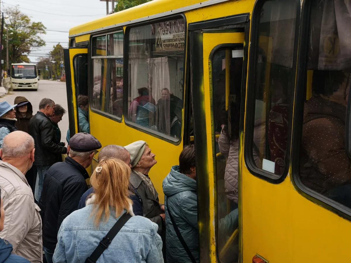 Evacuarea civililor din orașul Oleșkî ocupat de ruși - Foto: Profimedia Images