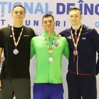 David Popovici, daniel Martin și Patrick Dinu pe podiumul de premiere al cursei de 100 m mixt în bazin scurt Foto: Facebook