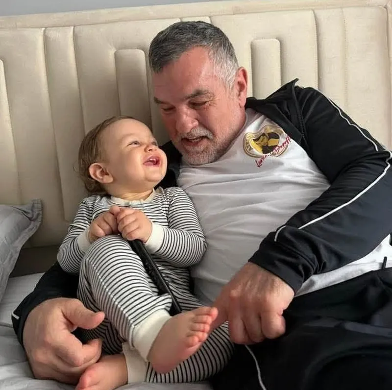 Leonard Doroftei cu nepoțelul său - Foto: Facebook / Leonard Doroftei