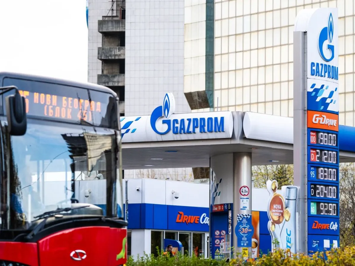 Un autobuz este staționat lângă o benzinărie Gazprom, alimentată de Naftna Industrija Srbije (NIS) - Foto: Profimedia Images