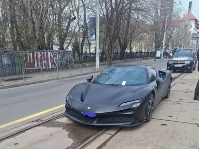 Ferrari SF90 Stradale parcat pe mijlocul Bd. Ion Mihalache - Foto: Facebook / Poliția Locală Sector 1