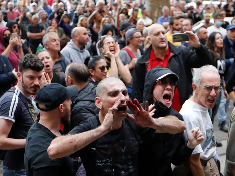 Proteste violente la Roma, împotriva impunerii certificatului verde COVID la locurile de muncă. / Foto: agerpres.ro