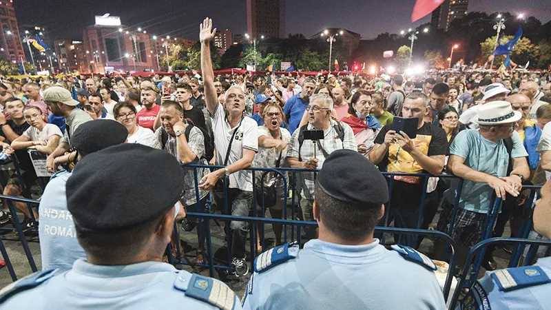 FILAJ  Mulți din cei care participă la proteste împotriva guvernanților, deși nu încalcă legea, ajung în baza de date a Jandarmeriei - Foto: INQUAM PHOTOS/ Alberto Grosescu