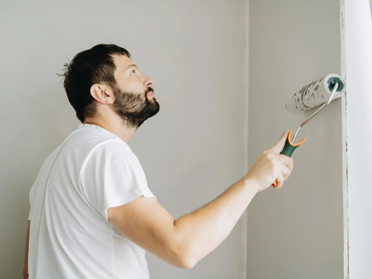 Bărbat care văruiește - Foto: Freepik (Imagine cu rol ilustrativ)