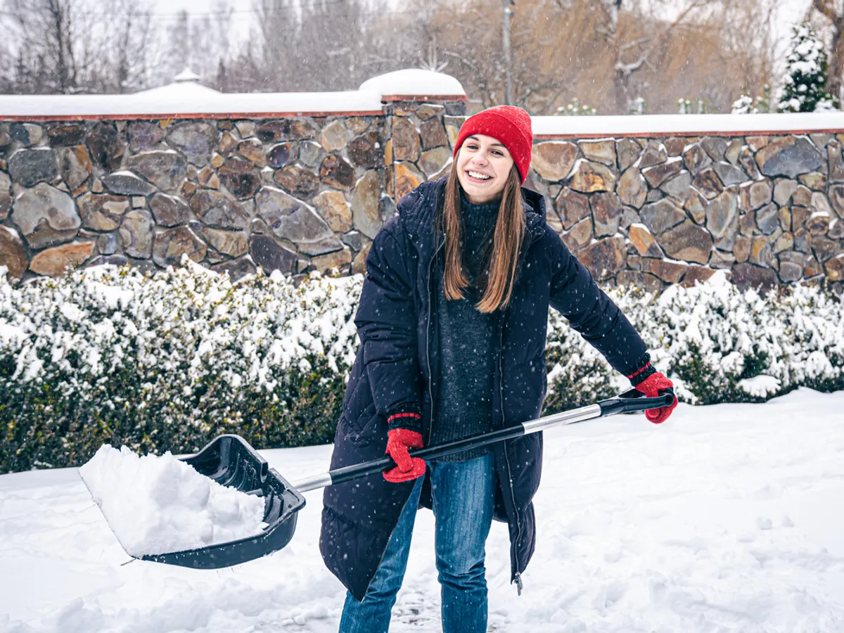 „Lopătarea” zăpezii poate fi periculoasă - Foto: Freepik (Imagine cu rol ilustrativ)