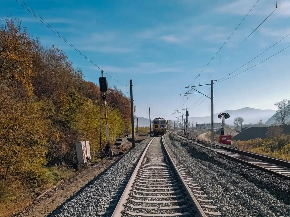 CFR reușit să modernizeze 5,8 km de cale ferată, de la 70 km/h la 160 km/h, în 8 ani - Foto: Facebook / CFR Infrastructura