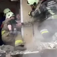 O fată a fost găsită în viaţă, în blocul din oraşul Dnipro atacat de Rusia, cu o rachetă Kh-22 - Foto: captură video Channel 4 News