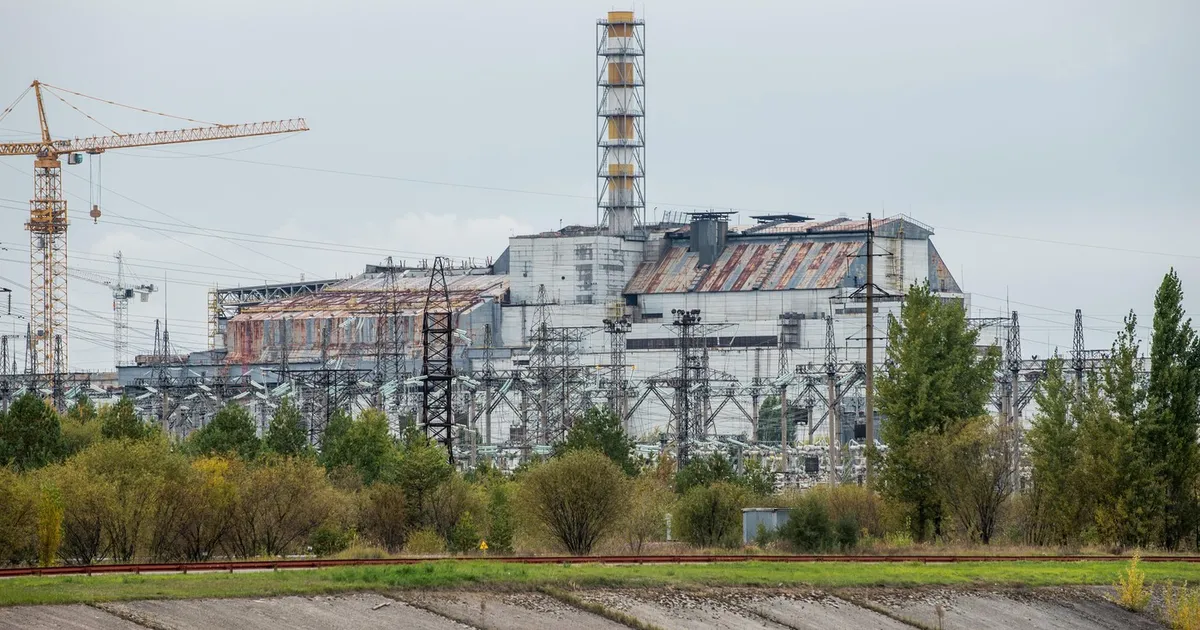 Risc de radiații nucleare. Structura de oțel deasupra Centralei de la Cernobîl, grav avariată de drone • Newsweek România