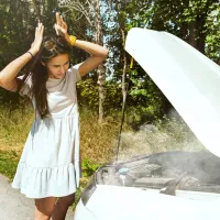 Șosea sau stradă inundată ori cu bălți adânci? Ce trebuie să facă șoferii pentru a nu strica mașina - Foto: Freepik (Imagine cu rol ilustrativ)