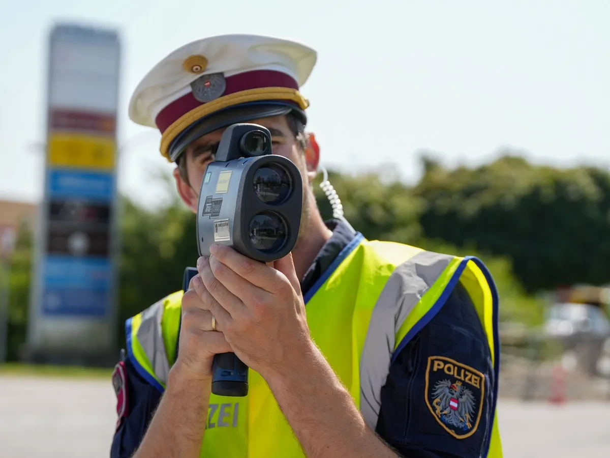 Atenție, vitezomani! Un român a rămas fără permis și mașină pe o autostradă din Austria. Cu ce viteză mergea?