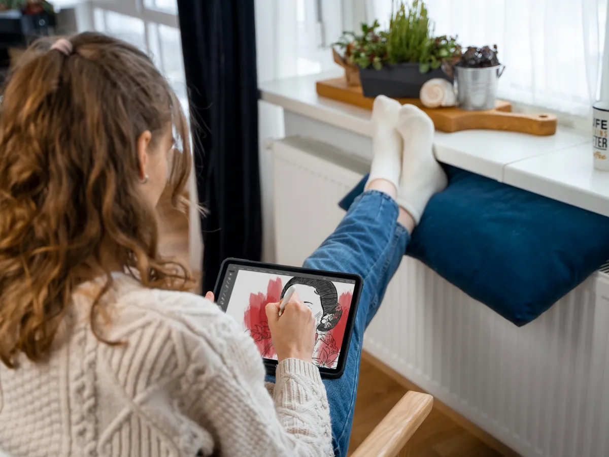 Fată care stă lângă calorifer Foto: Freepik (rol ilustrativ)