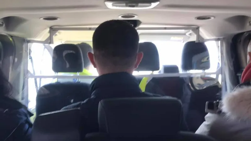 Pasagerii sunt îngrămădiți într-un microbuz. Foto Petrică Răchită
