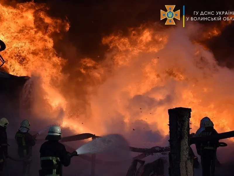 FOTO Rușii au bombardat un depozit mare de petrol din Ucraina. Incendiul este uriaș/FOTO: Twitter/Nexta