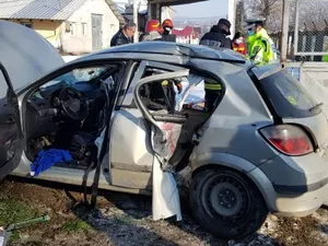 Mașina a fost zdrobită de un TIR/FOTO: ziaruldeiasi.ro