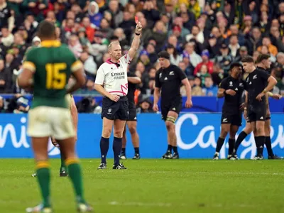 Arbitrul Wayne Barnes a fost primul care a eliminat un jucător de rugby într-o finală a Cupei Mondiale după ce cartonașul galben a fost transformat într-unul roșu Foto: profimediaimages.ro