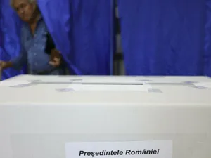 Poliția Română face verificări la o secție de vot din Sectorul 1. Acuzații de buletine ștampilate Foto: Inquam Photos / Octav Ganea