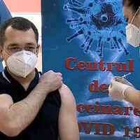 Vlad Voiculescu, la imunizarea împotriva COVID. Sursă: Facebook