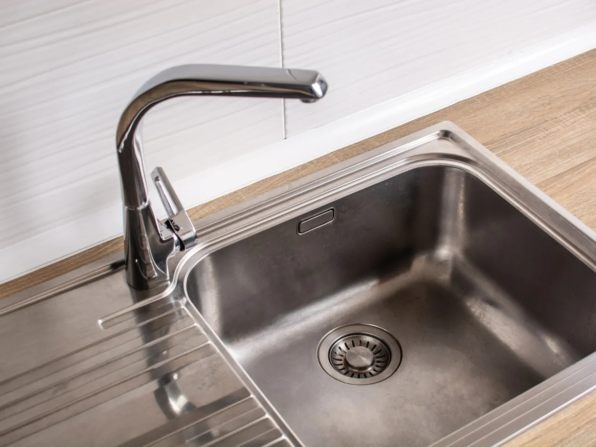 Torni un pahar seara în chiuvetă, iar dimineața ai țeava desfundată fără chimicale sau instalator. Ce soluție?