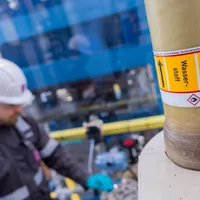 Duisburg: Un angajat al thyssenkrupp Nucera lucrează la un electrolizor - Foto: Profimedia Images