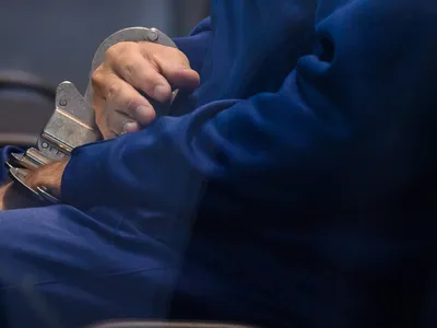 Bărbat încătușat  - Foto: Profimedia Images (imagine cu rol ilustrativ)