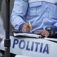Polițistul face un raport Foto: INQUAM PHOTOS/ Octav Ganea