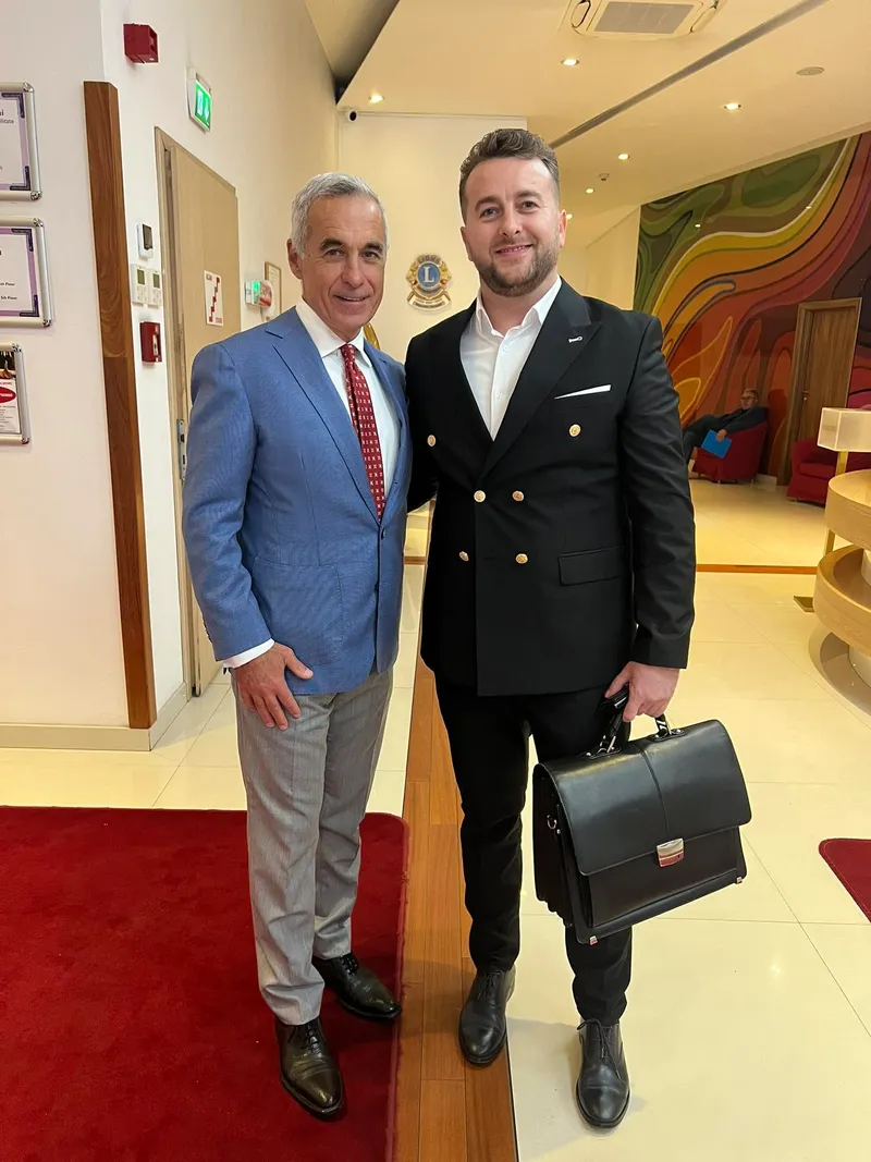 Soția afaceristului local, Dat Alin, fan Călin Georgescu, i-a pus la dispoziție fostului candidat la Cotroceni un Jaguar de lux