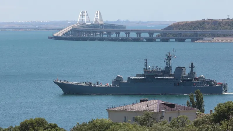 Podul Crimeei, construit cu mari cheltuieli la ordinul preşedintelui rus Vladimir Putin după anexarea peninsulei în 2014, a fost vizat de mai multe ori de atacuri ucrainene - Foto: Profimedia Images